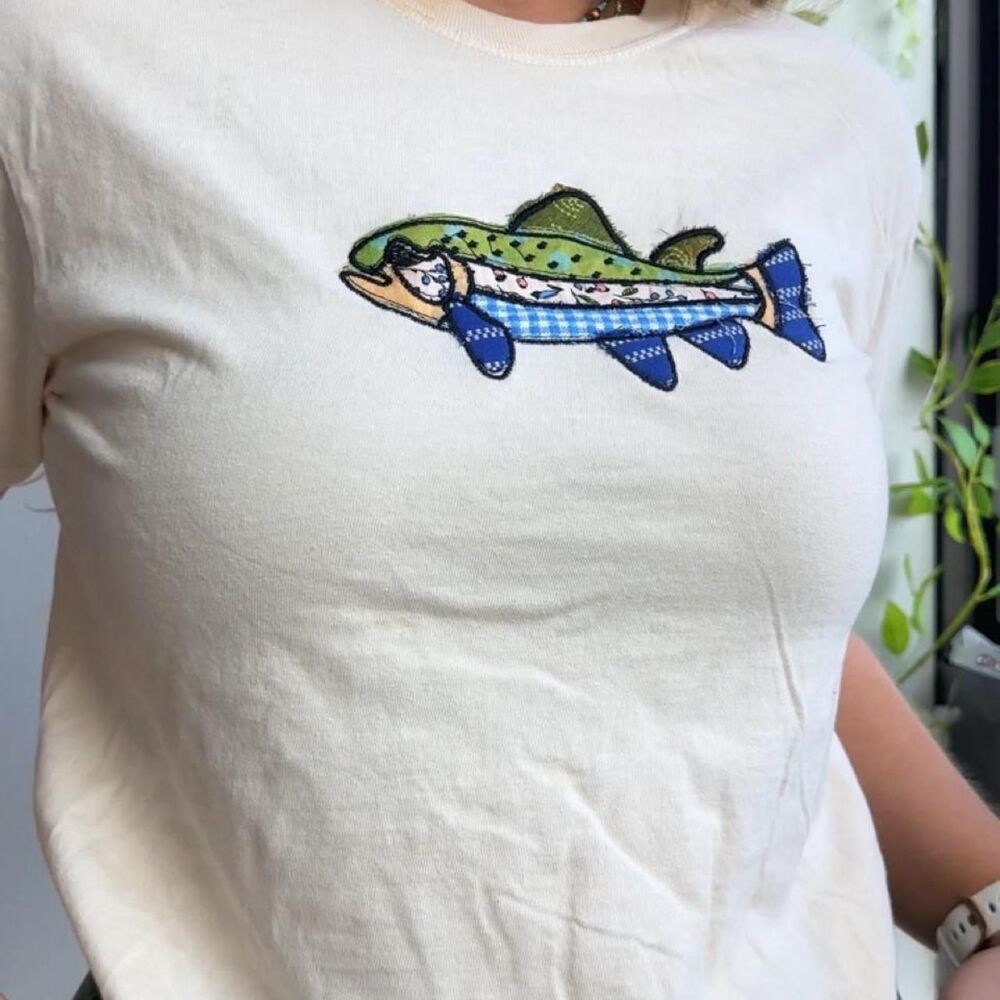 beige NWT 100% cotton trout / fish patchwork embroidered women’s boxy fit tee - Picture 6 of 8